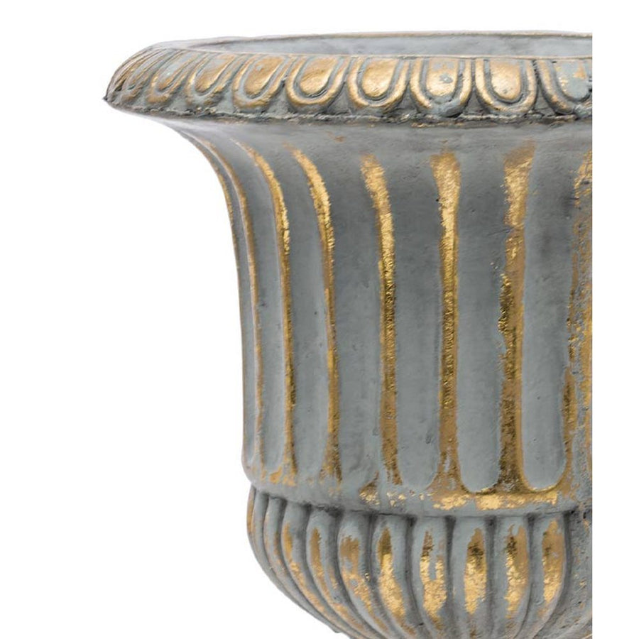 Rusztikus, antikolt felületű, kannelúrás díszítésű, arany-szürke színű cement kaspó.