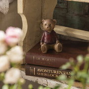 Enyhén kopott, fahatású, nosztalgikus maci figura.