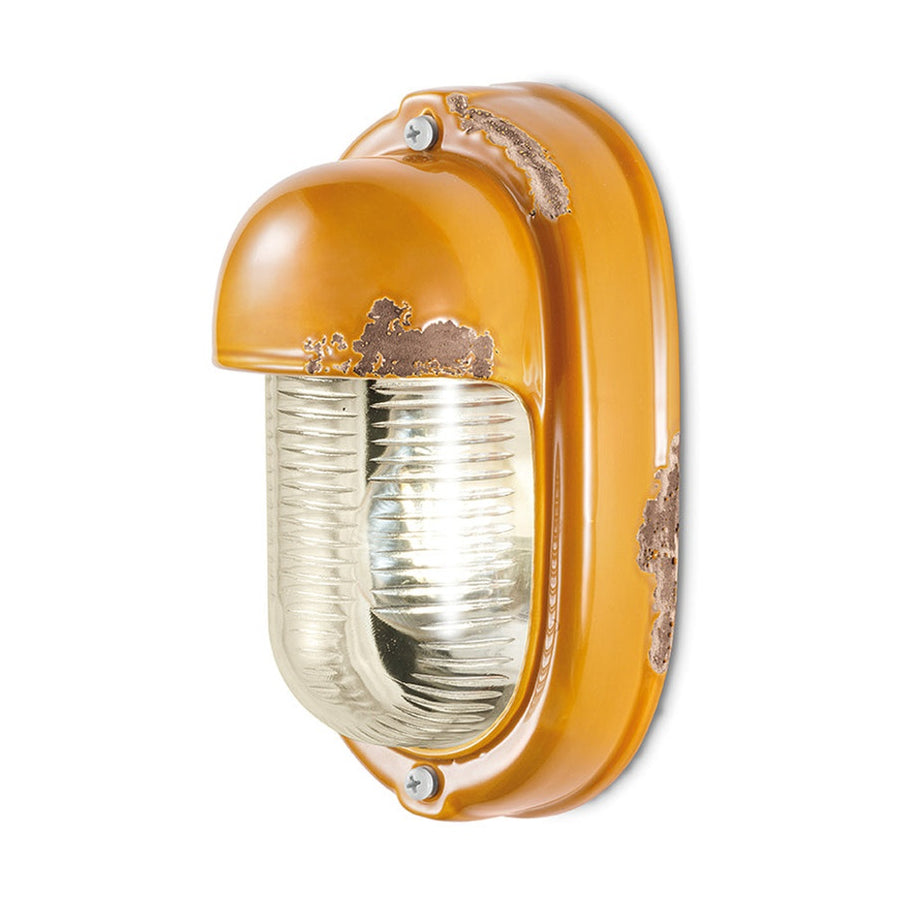 Antikolt felületű mázas kerámiából és bordázott üvegből készült kézműves falilámpa.