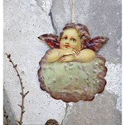 Függeszthető kialakítású fém angyal figura.