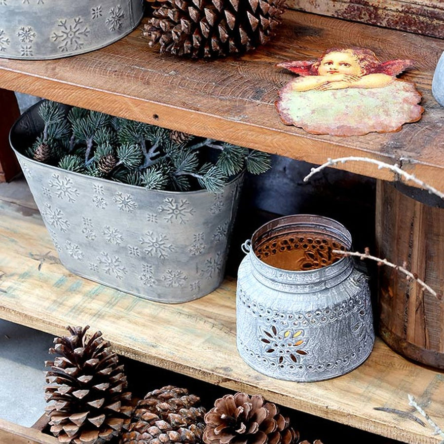 Függeszthető kialakítású fém angyal figura.