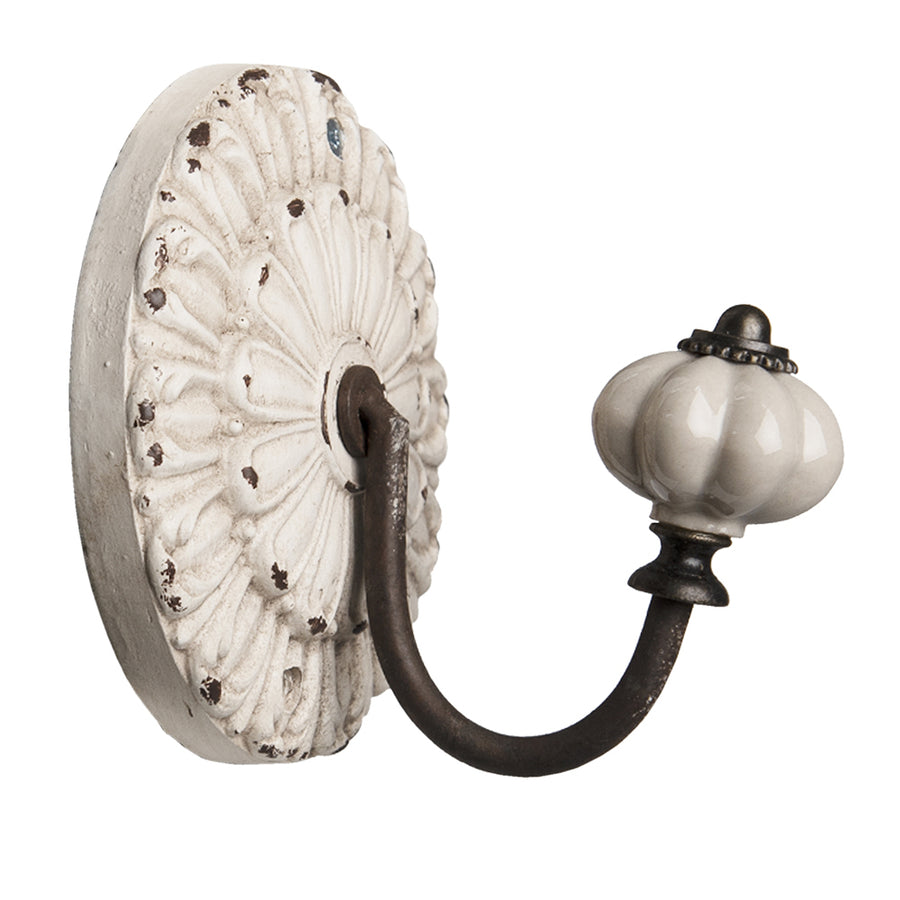 Díszes rozetta foglalatú, fehér színű kerámia gombos fém fogas.