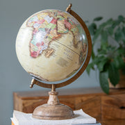 Antik sárga alapszínű, vintage stílusú dekor földgömb, mangófa talapzaton.