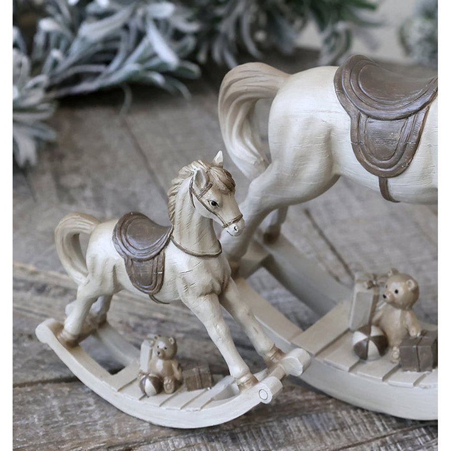 Krémszínű karácsonyi dekorációs hintaló.