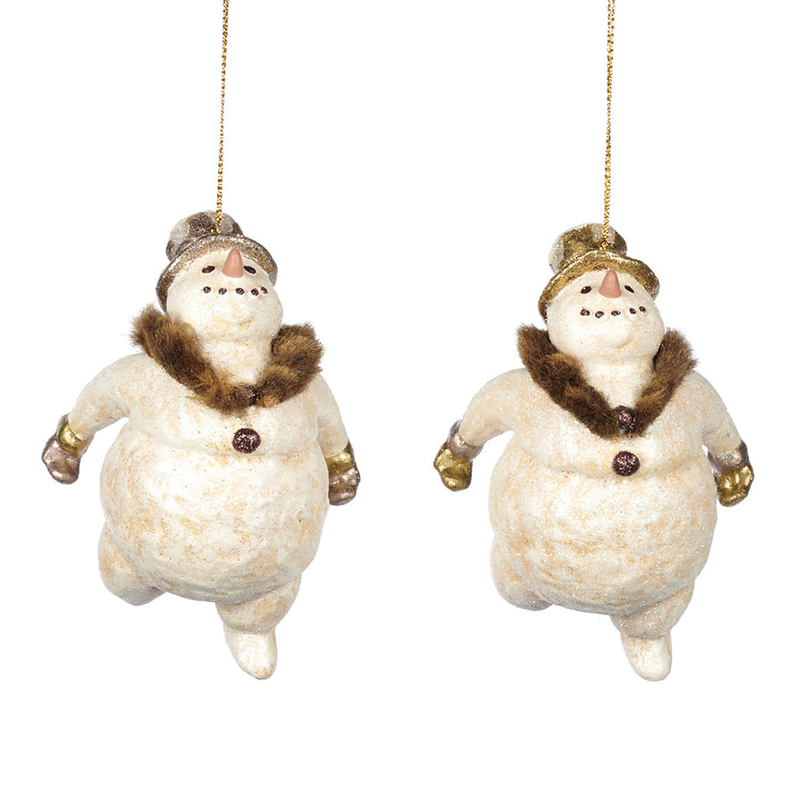 Ezüstszínű kesztyűt és cilindert viselő, krémszínű hóember formájú karácsonyfadísz.