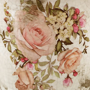 Közeli kép a kaspó virágmintás dekorjáról – rózsaszín és barack színű rózsák zöld levelekkel, antikolt mázas felületen