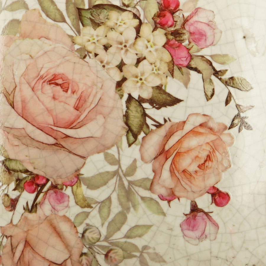 Közelkép a kaspó rózsamintás dekorjáról – repesztett máz, lágy színű virágmotívumok vintage hangulatban