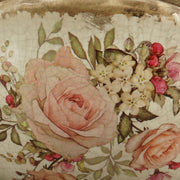 Közelkép a kaspó virágmintás díszítéséről – rózsaszín és krémszínű rózsák, zöld levelek és antikolt máz részletei