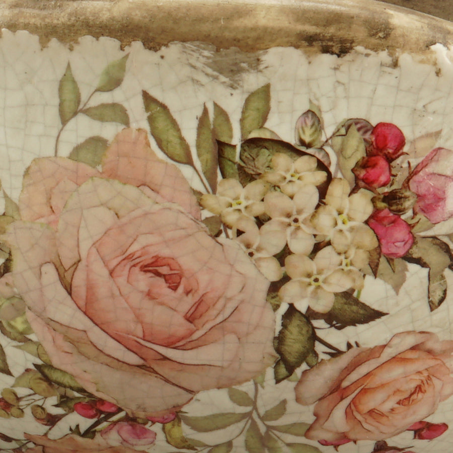 Közelkép a kerámia kaspó rózsamintás díszítéséről – részletes virágmotívumok zöld levelekkel és antik hatású mázzal