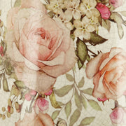 Közeli kép a váza rózsamintás dekorjáról – rózsaszín, barack és krémszínű virágok zöld levelekkel, antikolt mázas kerámián