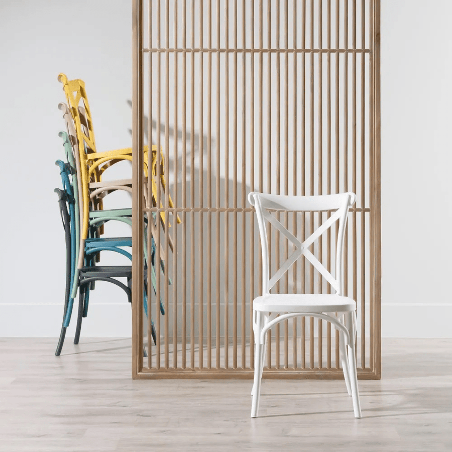 Sárga színű, műanyag bisztrószék.