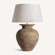 Barna színű, égetett kerámiából készült, óriás kézműves asztali lámpa.