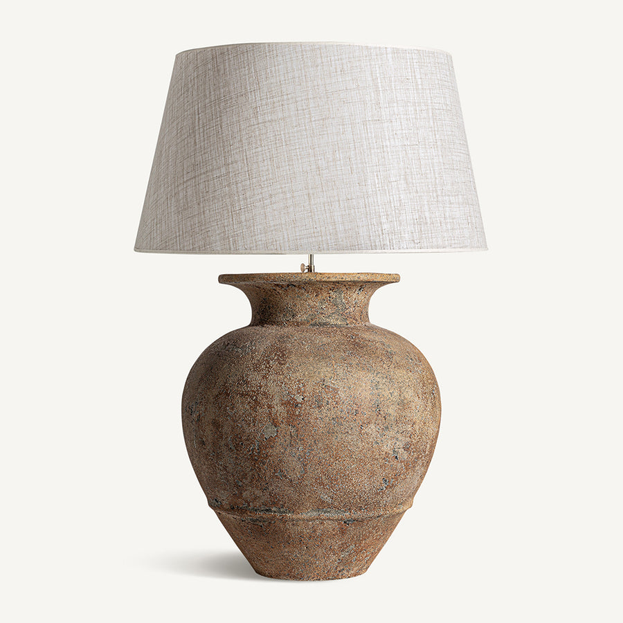 Barna színű, égetett kerámiából készült, óriás kézműves asztali lámpa.