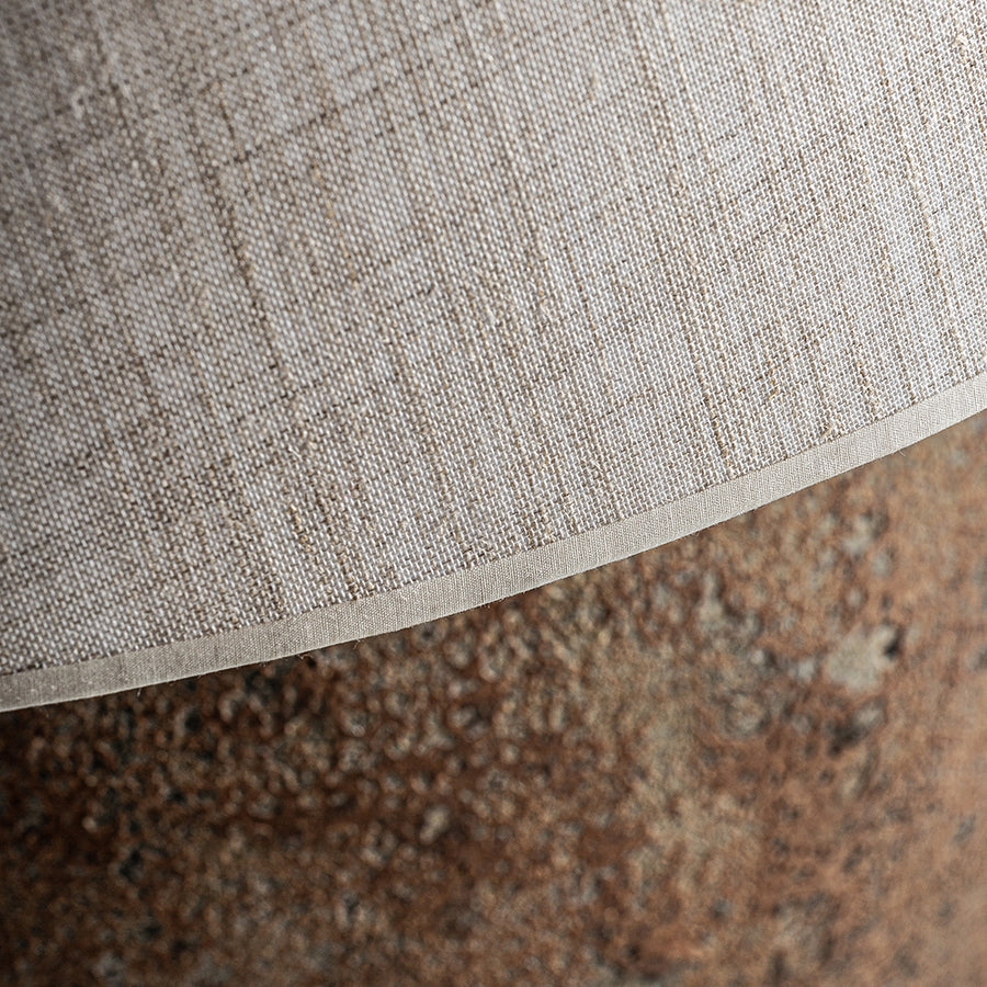 Barna színű, égetett kerámiából készült, óriás kézműves asztali lámpa.