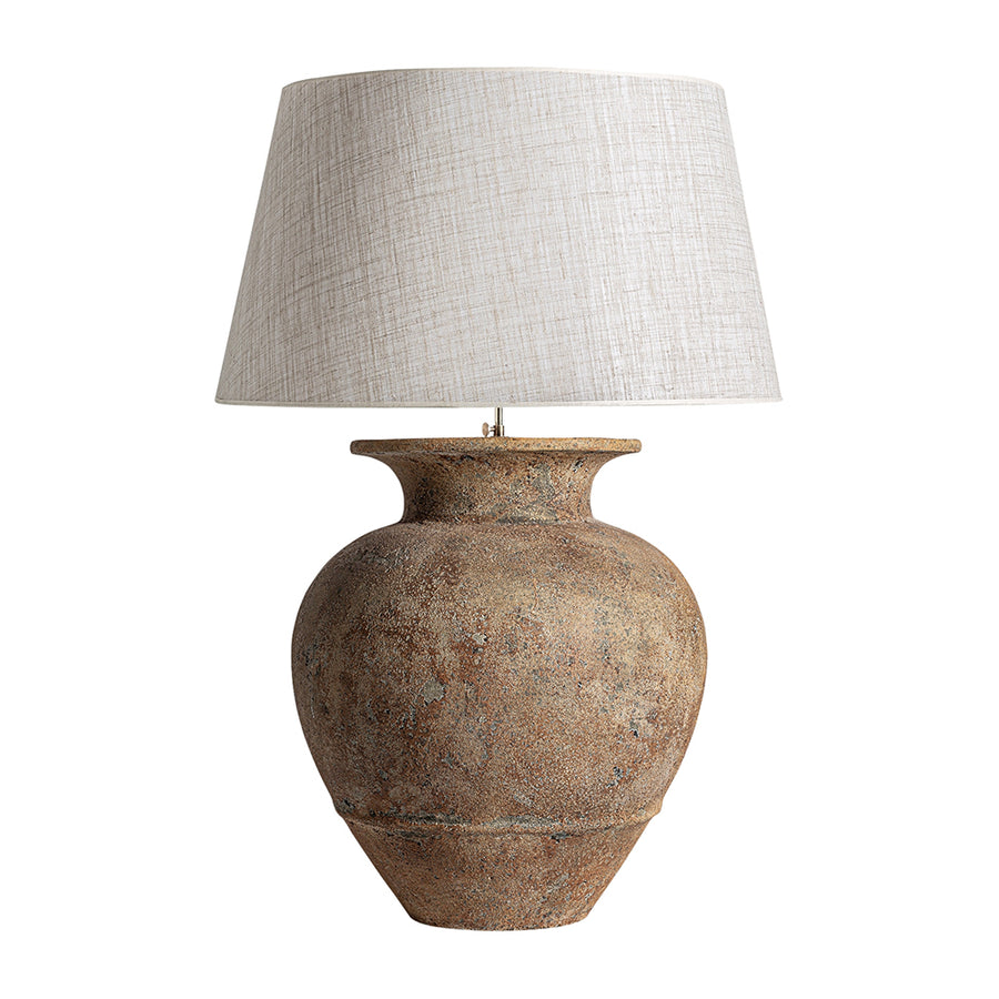 Barna színű, égetett kerámiából készült, óriás kézműves asztali lámpa.