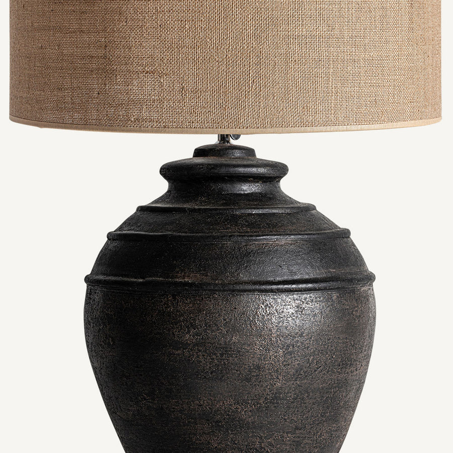 Fekete színű, égetett agyagból készült kézműves asztali lámpa.