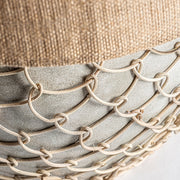 Szürke színű, betonból készült kézműves asztali lámpa.