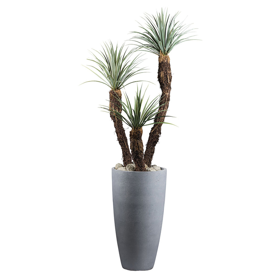 Élethű kék jukka pálma műnövény beltéri elhelyezésben, nappali dekorációként.