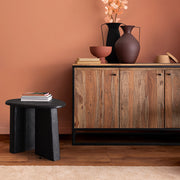 Fekete színű, formatervezett design dohányzóasztal.