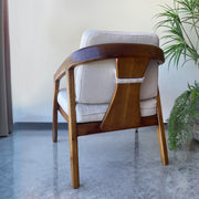 Vastag ülőpárnás kialakítású, masszív, pácolt és lakkozott mindifából készült formatervezett design fotel.