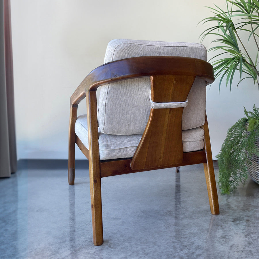 Vastag ülőpárnás kialakítású, masszív, pácolt és lakkozott mindifából készült formatervezett design fotel.