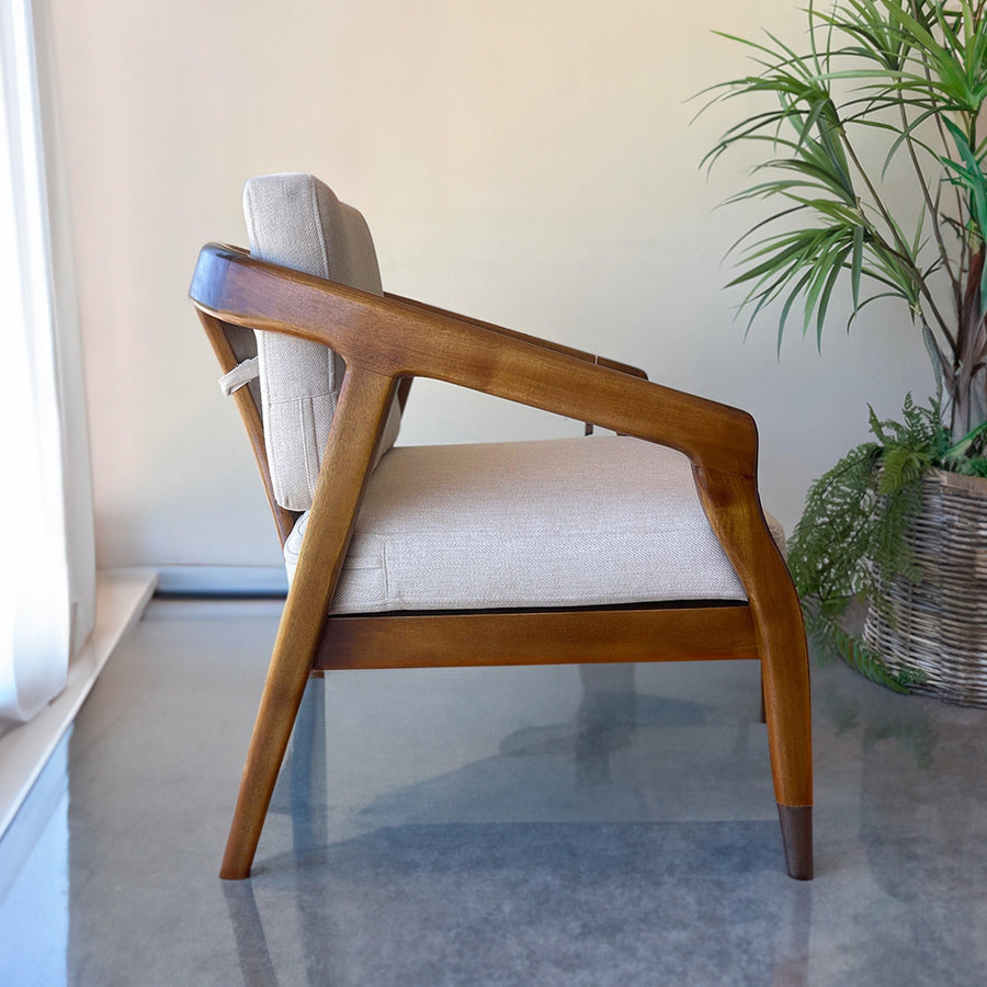 Vastag ülőpárnás kialakítású, masszív, pácolt és lakkozott mindifából készült formatervezett design fotel.