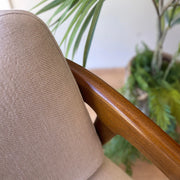 Vastag ülőpárnás kialakítású, masszív, pácolt és lakkozott mindifából készült formatervezett design fotel.