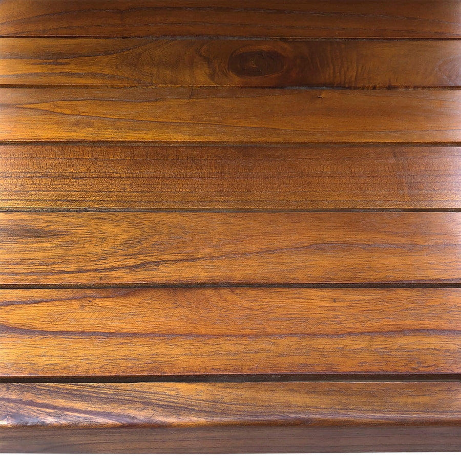 Vastag ülőpárnás kialakítású, masszív, pácolt és lakkozott mindifából készült formatervezett design fotel.