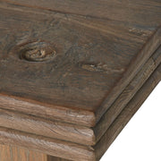 Natúr színű, díszes lábú teakfa étkezőasztal.