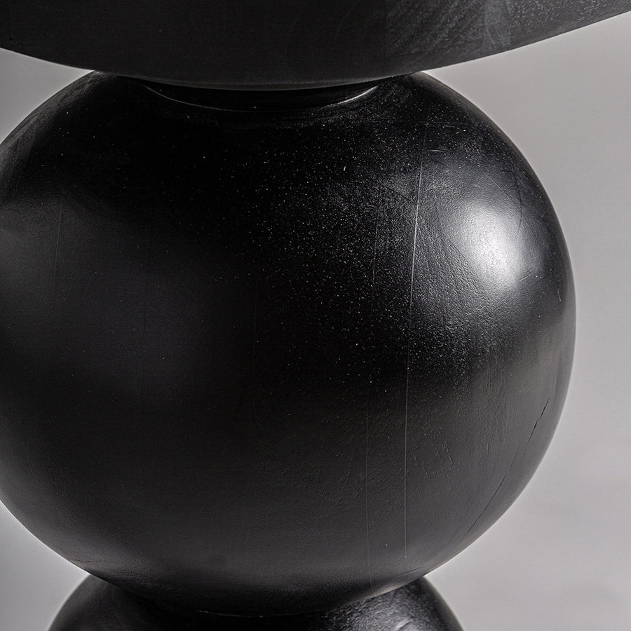 Gömbdíszes asztalláb részlet közelről – Vical Home kézműves kidolgozás.