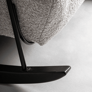 Bézs színű zsenília szövettel kárpitozott, formatervezett design hintaszék.