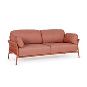 Kétszemélyes, kortárs stílusú, korallszínű kültéri, kerti kanapé.