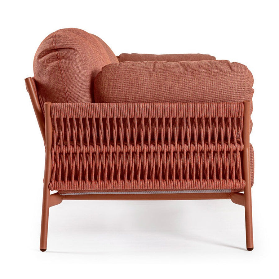 Kétszemélyes, kortárs stílusú, korallszínű kültéri, kerti kanapé.