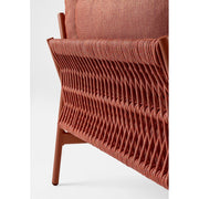 A kortárs, korallszínű kerti kanapé kötélszövet részlete.