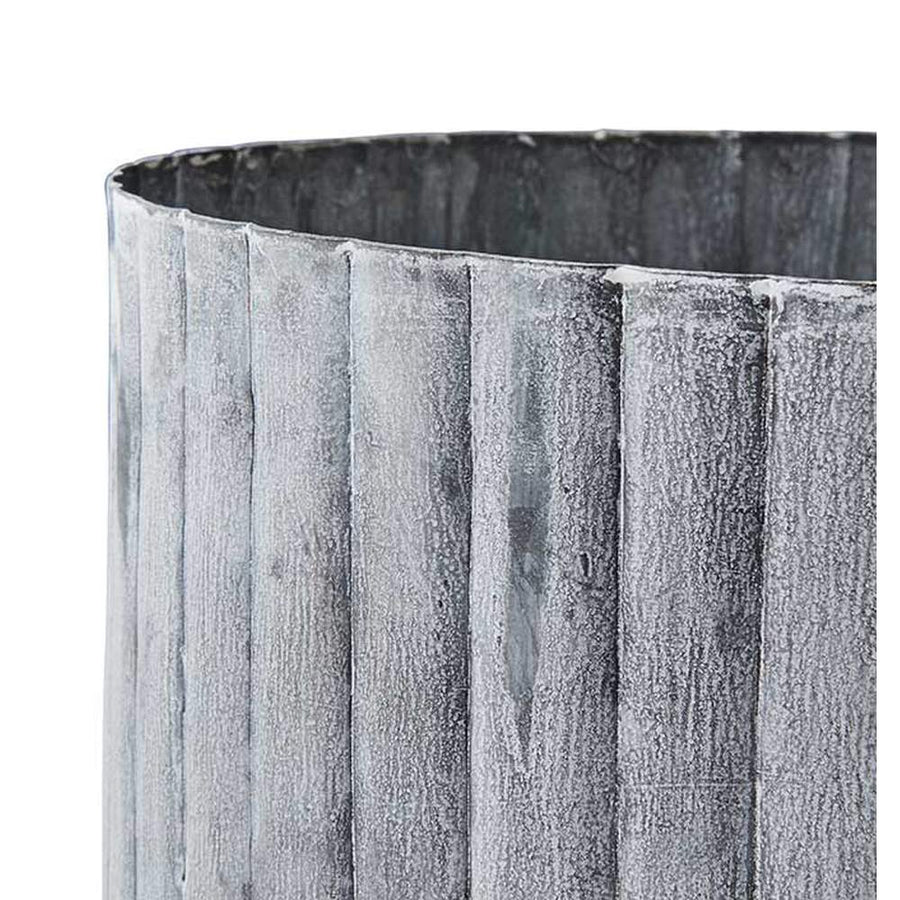 2 db-os szürke színű, bordázott bádogkaspó szett közelképe.