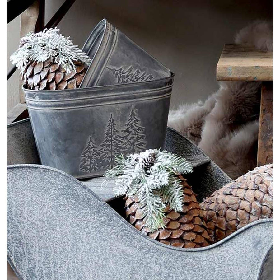 Vidéki stílusú, antikolt felületű, fenyőfa formájú dombormintákkal díszített, kétdarabos, ovális formájú, karácsonyi bádog kaspó szett.