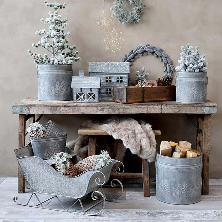 Vidéki stílusú, antikolt felületű, fenyőfa formájú dombormintákkal díszített, kétdarabos, ovális formájú, karácsonyi bádog kaspó szett.