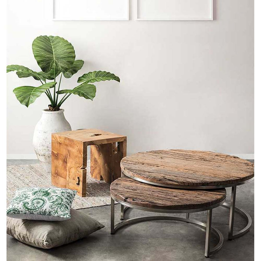 Modern stílusú szobabelső előtérben a dohányzóasztalokkal.