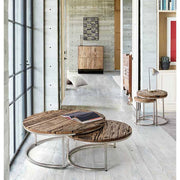 Modern stílusú lakásbelső előtérben a Rafter dohányzóasztalokkal.