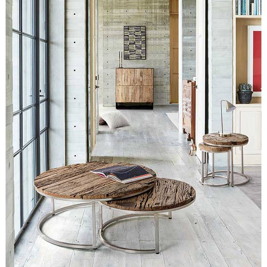 Modern stílusú lakásbelső előtérben a Rafter dohányzóasztalokkal.