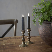 2 darab fekete színű LED gyertya díszes fém gyertyatartóban.