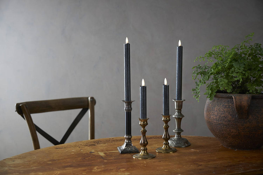 Fekete színű LED gyertyák díszes fém gyertyatartókban.