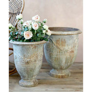 Prémium minőségű, vidéki, provanszi stílusú, nagyméretű, 42 és 52 cm átmérőjű, antikolt, patinás felületű anduze ihletésű fém kaspószett