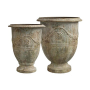 Prémium minőségű, vidéki, provanszi stílusú, nagyméretű, 42 és 52 cm átmérőjű, antikolt, patinás felületű anduze ihletésű fém kaspószett