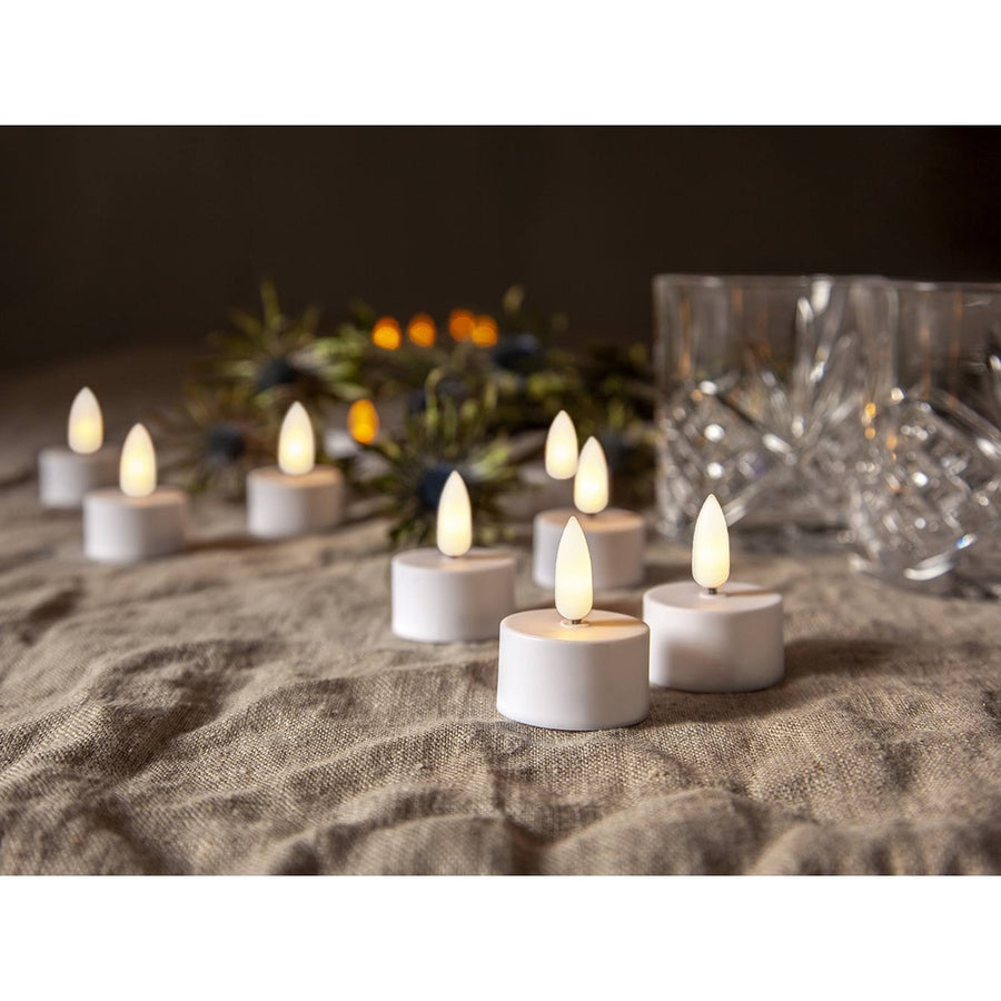 LED teamécsesek asztalon.