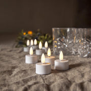 LED teamécsesek asztalon.