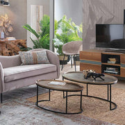 Arany és ezüst színű, ovális formájú dohányzóasztal szett, modern nappaliban.