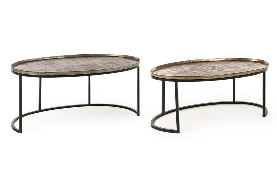 Arany és ezüst színű, ovális formájú dohányzóasztal szett.