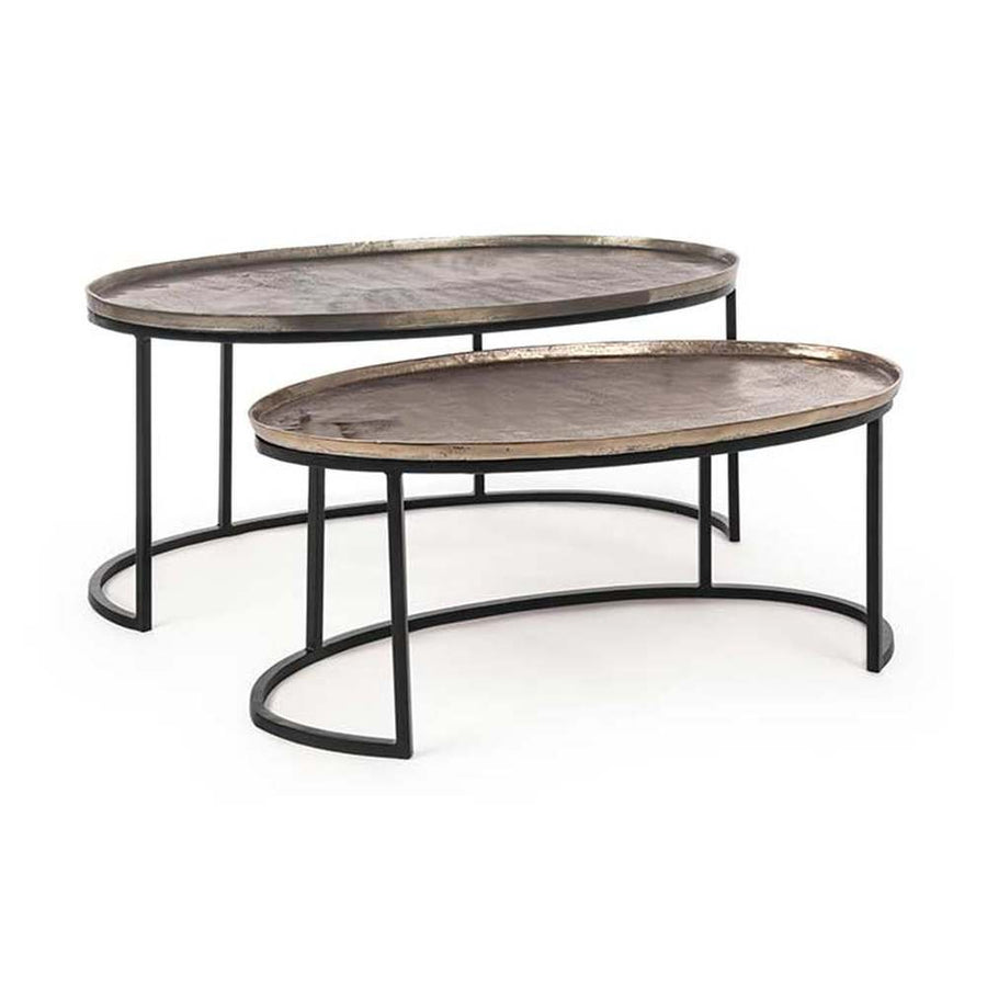 Arany és ezüst színű, ovális formájú dohányzóasztal szett.