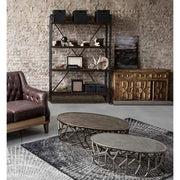 Arany és ezüst színű, ovális formájú, alumíniumból készült dohányzóasztal szett, loft stílusú nappaliban.